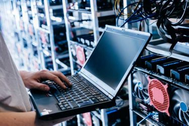 https://admin.suderiane.fr/uploads/IT_specialist_working_on_computer_in_bitcoin_and_crypto_currency_mining_farm_375x250_e8d9b31eae.jpg